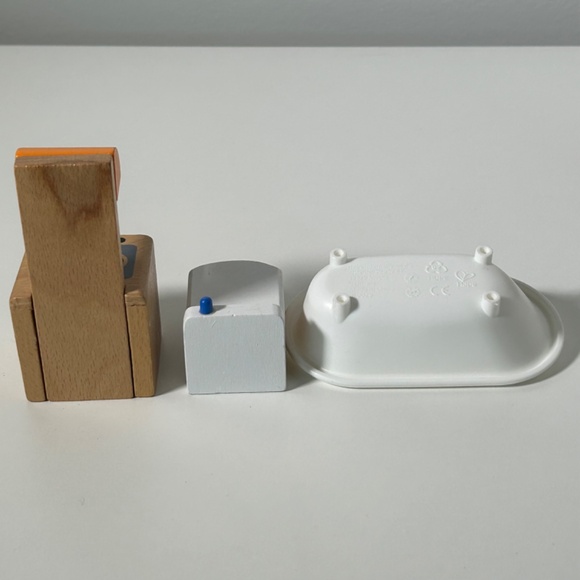 Melissa & Doug/ Hape Wood Dolls and Hape Assorted Wood Furniture Set of 12 (18B) - Picture 7 of 14